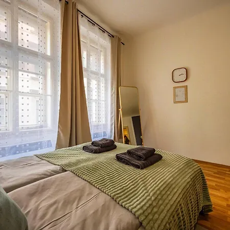 Cozy Old Town Zelezna Appartement